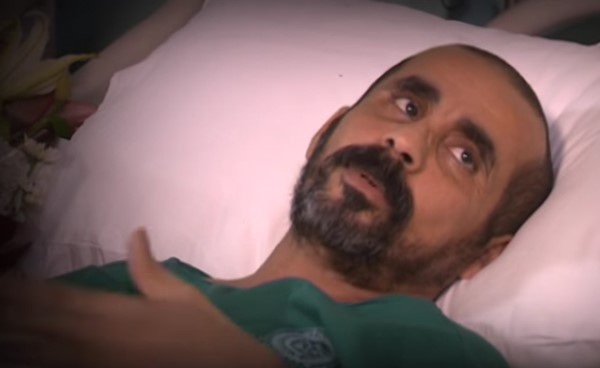 بالفيديو.. عسكري بُترت قدمه في انفجار بالجنوب: ما يحزنني عجزي عن العودة للجبهة
