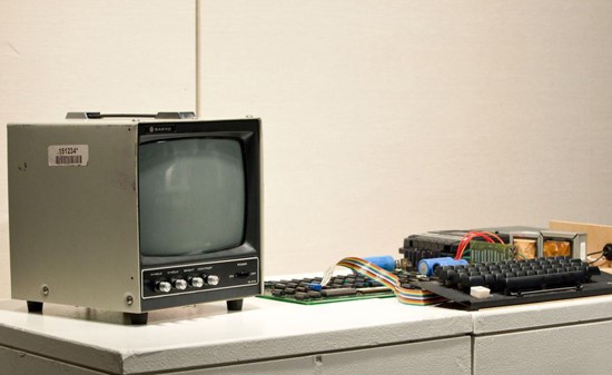 حاسوب أبل الأول الذي صنع في 1976
