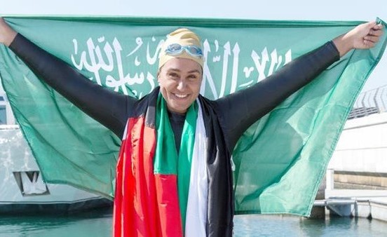 كم استغرقت سباحة سعودية من الوقت للإعداد لعبور خور دبي؟