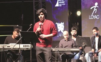 النجم عبدالسلام محمد أثناء وصلته الغنائية﻿
