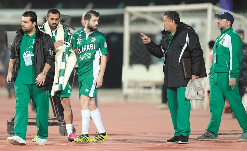 عبدالعزيز المطوع يحمل ملفا يتضمن العديد من الملاحظات﻿