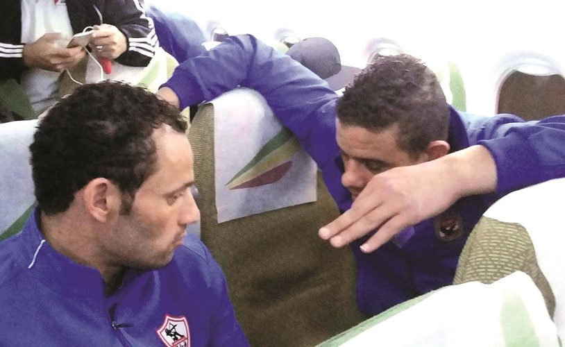 باولو لاعب الزمالك مع سعد لاعب الأهلي في الطائرة﻿