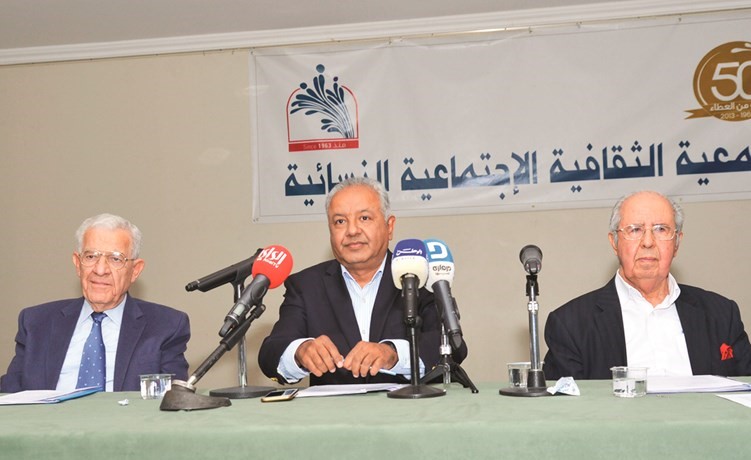 د.غانم النجار متوسطا د.أنيس القاسم ود.سلمان ابوستة﻿