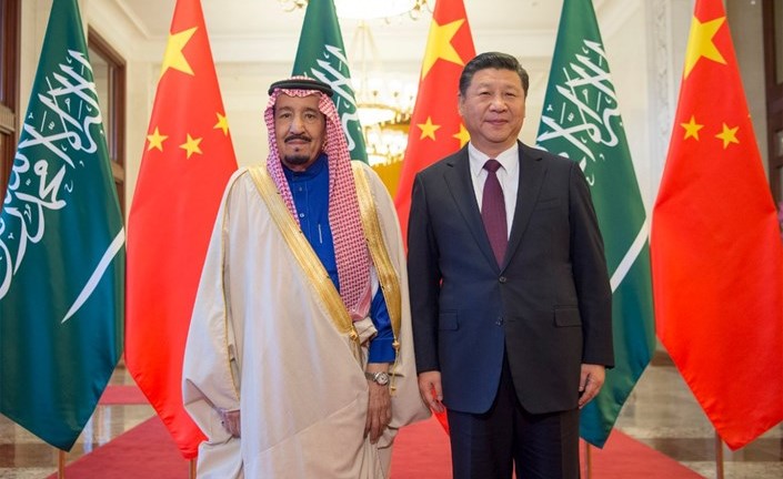 خادم الحرمين الشريفين الملك سلمان بن عبدالعزيز والرئيس الصيني شي جين بينغ قبيل مباحثاتهما الرسمية في بكين امس	واس ﻿