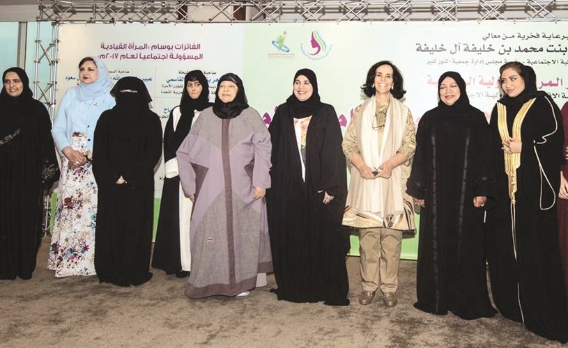 عدد من الحضور النسائي مع الشيخة أمثال الأحمد خلال تكريمها﻿