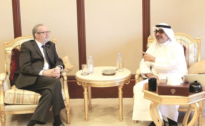 الشيخ أحمد مشعل الأحمد مستقبلا السفير لورانس سيلفرمان﻿