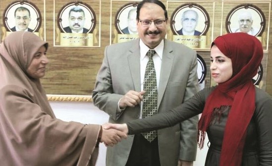 جدة وحفيدتها تدرسان بكلية واحدة في العريش
