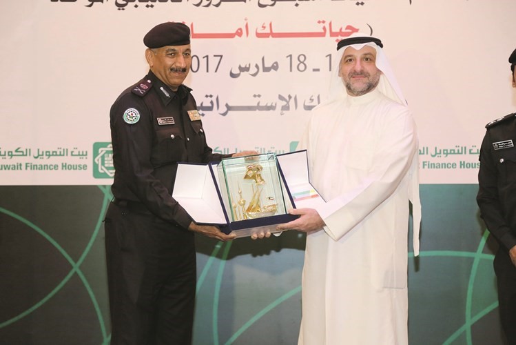 اللواء فهد الشويع يتسلم درعا تذكارية من بيت التمويل الكويتي﻿