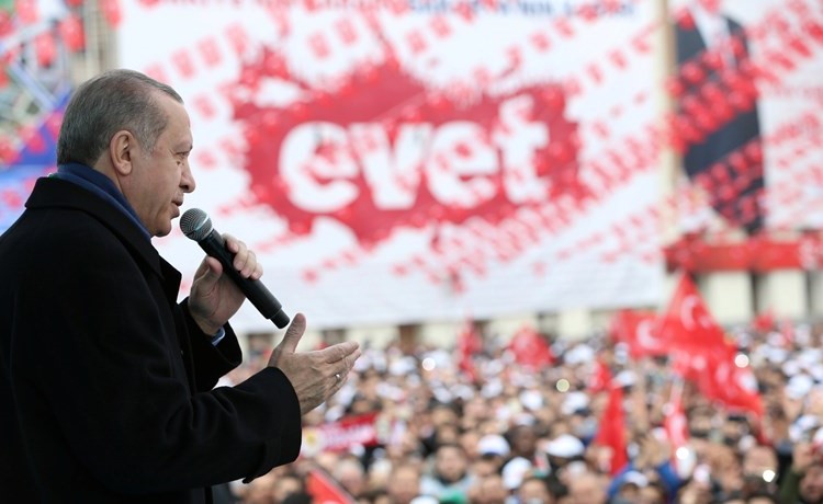  اردوغان اثناء القاء كلمته امام حشد مؤيد للتعديلات الدستورية في انقرة امس	 رويترز ﻿