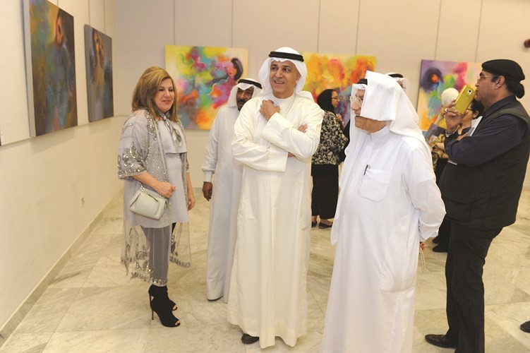 التشكيلية الكويتية سوزان بشناق تعزف رسماً في معرض ألوان وألحان