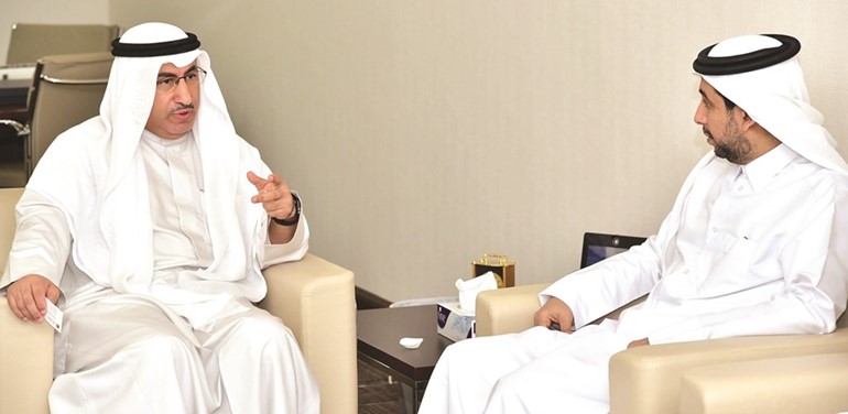د. محمد الفارس مع رئيس جامعة قطر د. حسن الدرهم ﻿