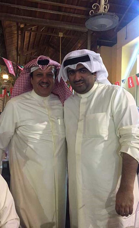 بالصور.. خالد الروضان يتناول العشاء في المباركية مع أصحاب المحلات المتضررين