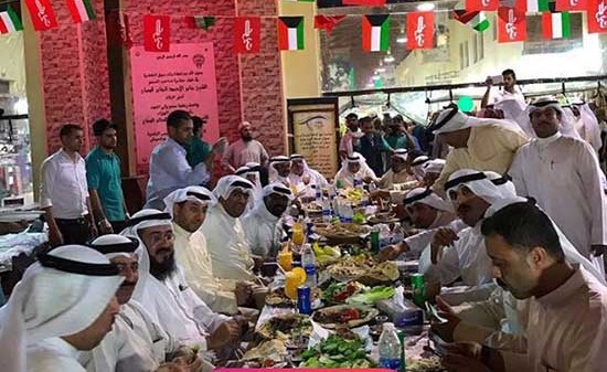 بالصور.. خالد الروضان يتناول العشاء في المباركية مع أصحاب المحلات المتضررين