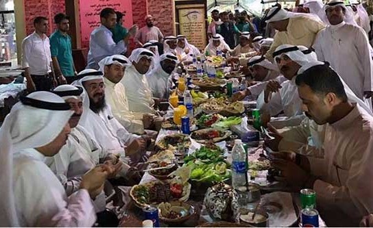 بالصور.. خالد الروضان يتناول العشاء في المباركية مع أصحاب المحلات المتضررين
