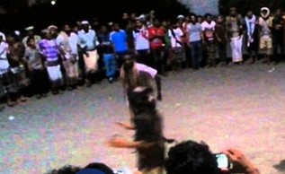 شاب يمني يٌعبر عن فرحته بزفاف صديقه .. فكانت الكارثة!