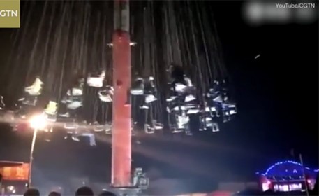 بالفيديو.. تحطم أرجوحة في مدينة الملاهي!