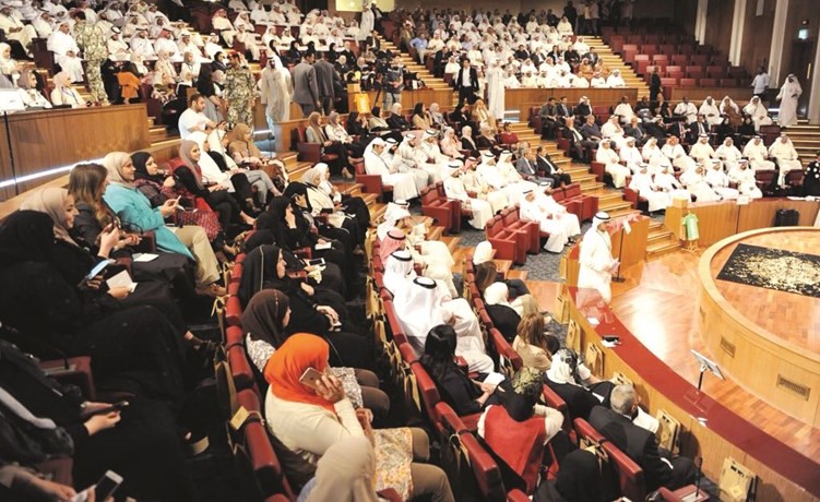 جانب من الحضور خلال اللقاء المفتوح الذي نظمته ادارة العلاقات العامة بمجلس الامة لموظفي الامانة العامة﻿