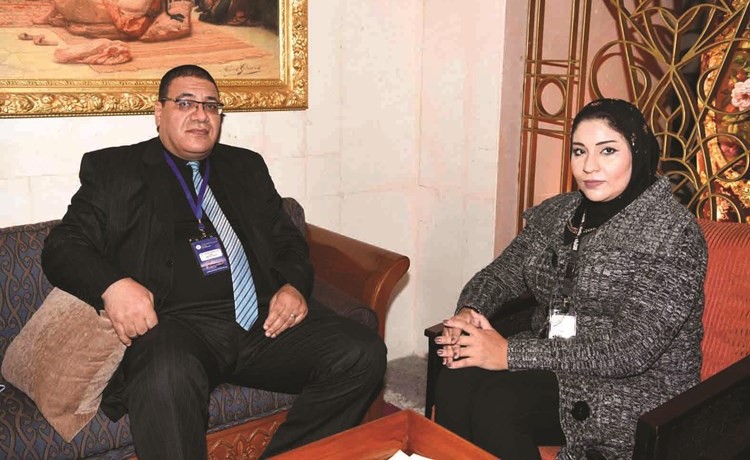 د.هشام عبدالحميد متحدثا إلى الزميلة آلاء خليفة    (ريليش كومار)﻿