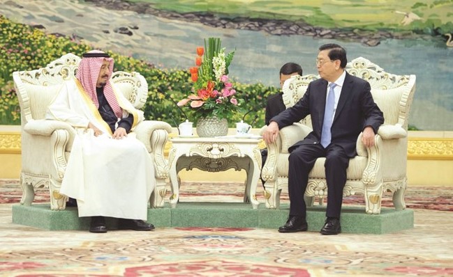 خادم الحرمين الشريفين الملك سلمان بن عبدالعزيز ورئيس اللجنة الدائمة للمجلس الوطني لنواب الشعب الصيني تشانغ ديجيانغ خلال مباحثاتهما في بكين أمسواس﻿
