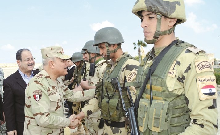وزيرا الدفاع والداخلية خلال زيارتهما لمدينة العريش امس﻿