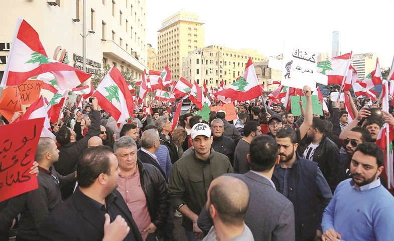 مجموعات من الحراك المدني خلال اعتصام امام السرايا الحكومي رفضا للضرائب المفروضة محمود الطويل﻿