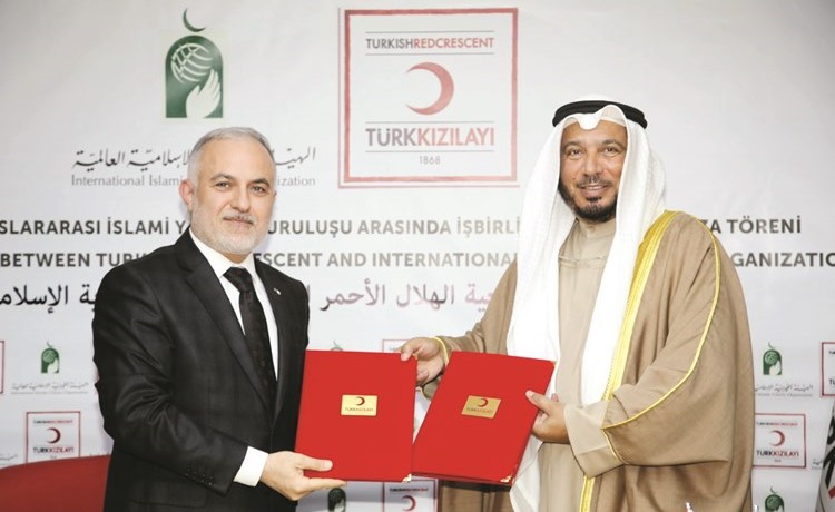 د.عبدالله المعتوق ود.كريم كينيك خلال توقيع المذكرة﻿