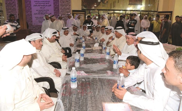 خالد الروضان يستمع إلى أصحاب المحلات	 محمد هاشم﻿