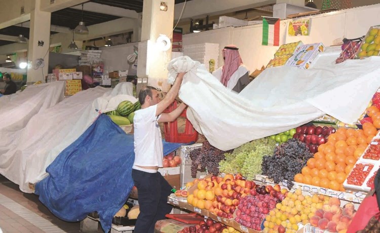  أحد الباعة يزيل الغطاء عن بضاعته بعد إنهاء الأزمة﻿
