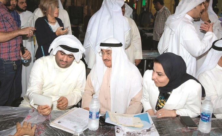 خالد الروضان وسميرة الغريب يطلعان على بعض الوثائق﻿