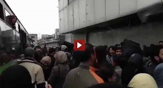 بدء خروج مقاتلين سوريين وعائلاتهم من حي الوعر بموجب اتفاق مع الحكومة