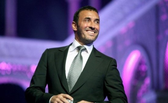 بالفيديو.. كاظم الساهر كما لم تشاهدوه سابقاً.. يمشي على يده!