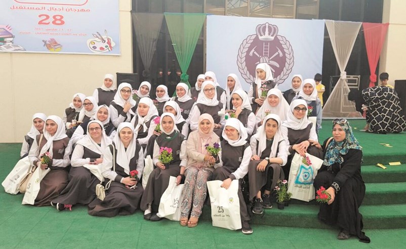 الدعاس مع طلبة إحدى المدارس﻿