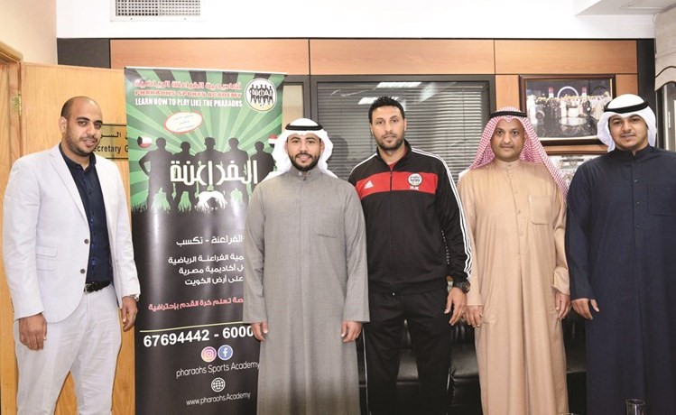 ممثلو أكاديمية الفراعنة الرياضية مع ممثلي جمعية المهندسين الكويتية﻿