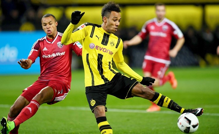 مهاجم بوروسيا دورتموند أوباميانغ يروض الكرة تحت أنظار مدافع انغولشتات مارفين ماتيب 	أ.ف.پ﻿