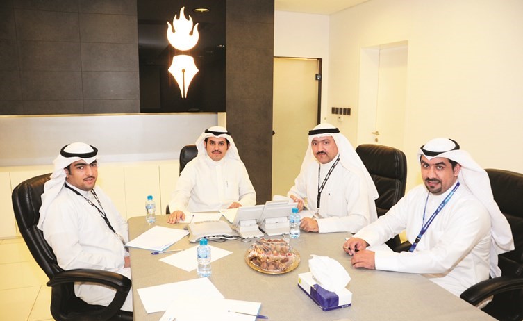 ناصر الدوسري مع سكرتير تحرير الشؤون البرلمانية الزميل حسين الرمضان والزميلين سلطان العبدان وبدر السهيل﻿