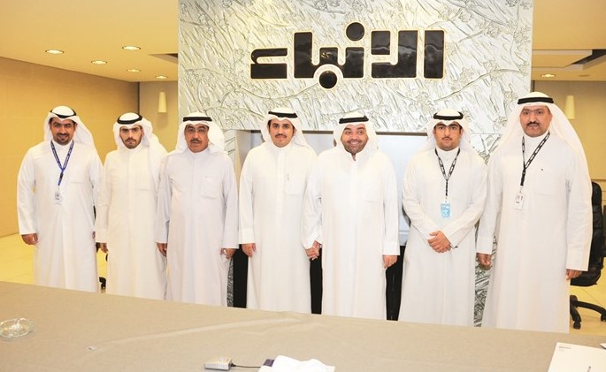 ناصر الدوسري متوسطا رئيس التحرير الزميل يوسف خالد المرزوق ونائب رئيس التحرير الزميل عدنان الراشد والزملاء في قسم البرلمان	(هاني الشمري﻿)