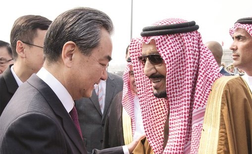 وزير الخارجية الصيني موعدا خادم الحرمين الشريفين الملك سلمان بن عبدالعزيز قبيل مغادرته مطار بكين الدولي امس			 (واس )﻿