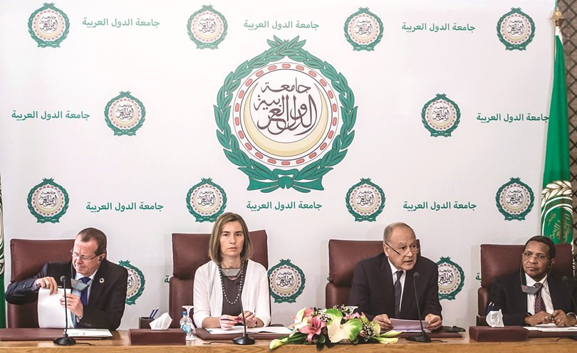 أحمد أبوالغيط يتوسط المشاركين في الاجتماع الرباعي بشأن ليبيا خلال المؤتمر الصحافي	(أ.ف.پ﻿)