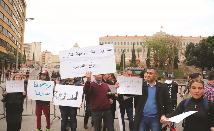 متظاهرون خلال اعتصام امام السرايا الحكومي رفضا للضرائب المفروضة	 (محمود الطويل﻿)