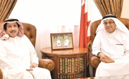نبيل الحمر خلال لقائه السفير الشيخ عزام الصباح ﻿