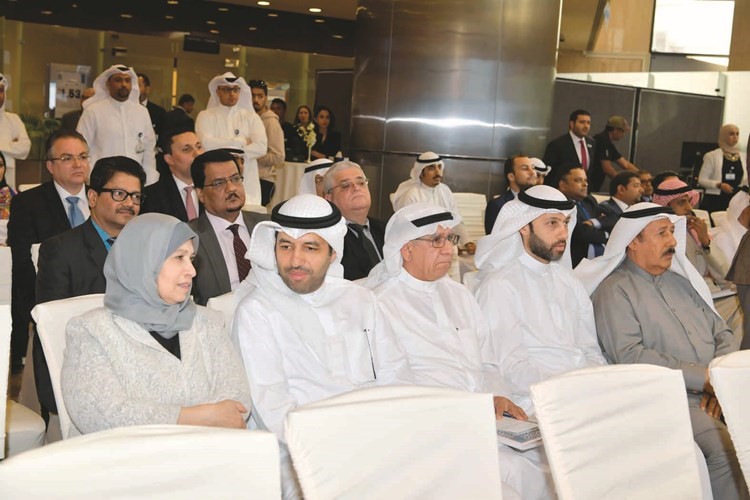 جانب من كبار الحضور وتبدو مجموعة بوخمسين ﻿