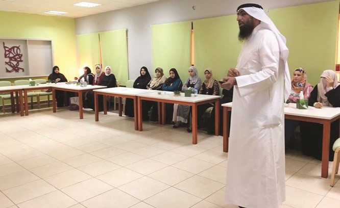 العون متحدثا في إحدى المحاضرات﻿