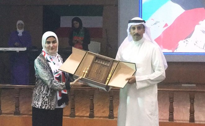  تكريم العجمي من قبل مديرة المدرسة﻿