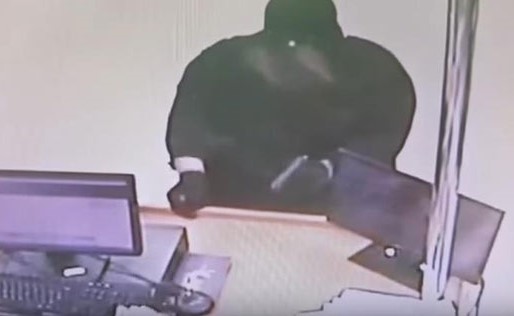 بالفيديو.. لص مسلح بملابس نسائية يسطو على صيدلية بمكة المكرمة
