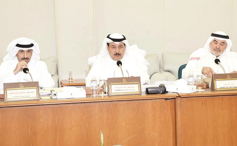 مرزوق الخليفة وصالح عاشور وخلف دميثير وعبدالوهاب البابطين خلال اجتماع اللجنة المالية﻿