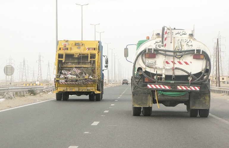 فرق من الضبطية القضائبة لمخالفة التناكر المهدره للمياه﻿