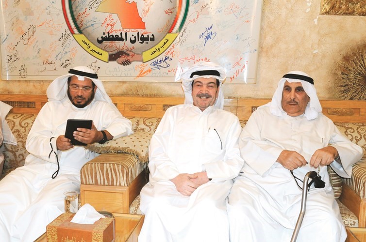  الزميل سعد المعطش متوسطا علي المتروك ود.عبدالله المعتوق ﻿