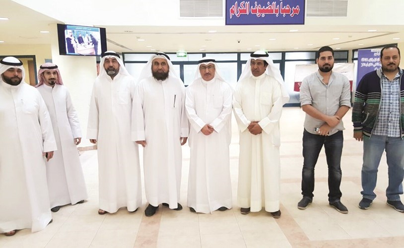 الوزير د.محمد الفارس خلال تفقده احدى مدارس منطقة جابر الاحمد ﻿