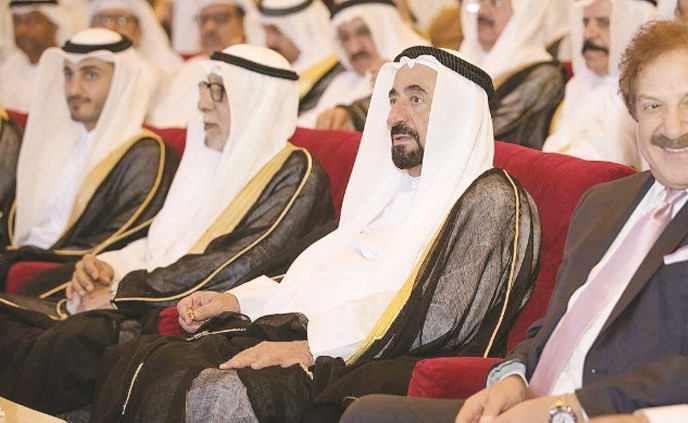 القاسمي والصلال والفنان القدير محمد المنصور في مقدمة الحضور﻿