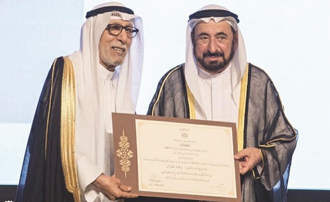 الشيخ د.سلطان بن محمد القاسمي مكرما الفنان القدير ابراهيم الصلال﻿